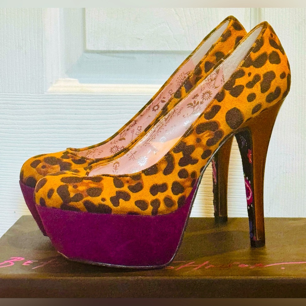 Betsey Johnson. - Betseyville Leopard pump with purple lining NWT / Box - Picture 2 of 7